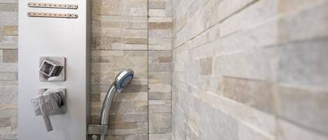 Douche, serviettes fournies, shampoing, papier toilette