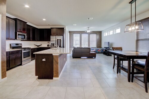 Bright & Airy 3BR Home Near OakBend Med Center - Perfect for Families & Nurses