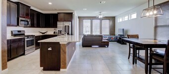 Bright & Airy 3BR Home Near OakBend Med Center - Perfect for Families & Nurses