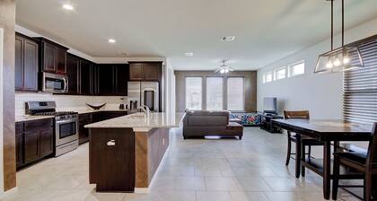 Bright & Airy 3BR Home Near OakBend Med Center - Perfect for Families & Nurses