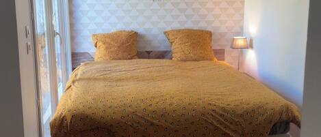 2 bedrooms, iron/ironing board, free WiFi, bed sheets