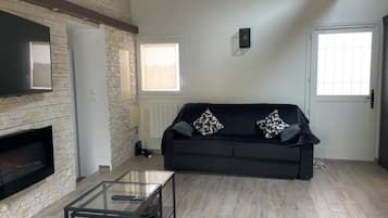 Smart-tv, een open haard, boeken en een printer