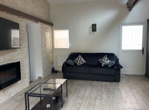 TV connectée, cheminée, livres, imprimantes