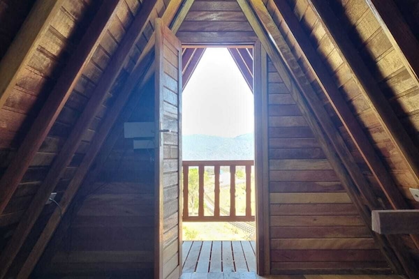 Chalé luxo, varanda, vista para a montanha | Wi-Fi de cortesia, roupa de cama