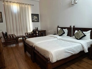 ห้องคลาสสิกทวิน | ห้องพักตกแต่งอย่างมีเอกลักษณ์, ตกแต่งพิเศษโดยเฉพาะ, โต๊ะทำงาน