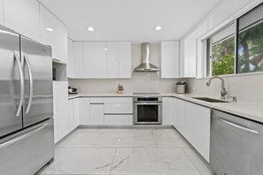 Fridge, microwave, stovetop, dishwasher