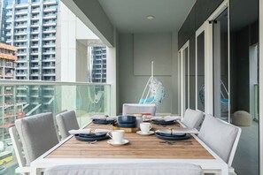 Outdoor dining - KeyRock - Chic 2BR Escape with Pool, Gym & Lake View (Dubai)