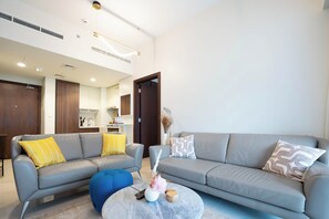 Smart TV - KeyRock - Chic 2BR Escape with Pool, Gym & Lake View (Dubai)