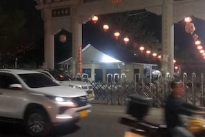 Self parking - hola backpacker hostel (Vientiane)