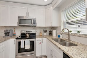 Réfrigérateur, four à micro-ondes, un four, surface de cuisson