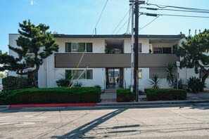 Apartment - Modern Retreat Apartment Parking w Laundry 1 (Altadena)