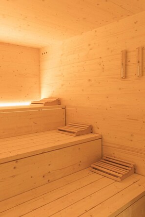 Sauna - GARDEN FLOOR EAST: wood-burning stove and terrace to the southeast (Werben)
