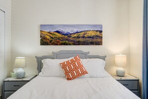 3 bedrooms, desk, iron/ironing board, free WiFi