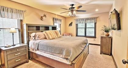 Unique Large Chalet w/ Hot Tub! A Hidden Gem!