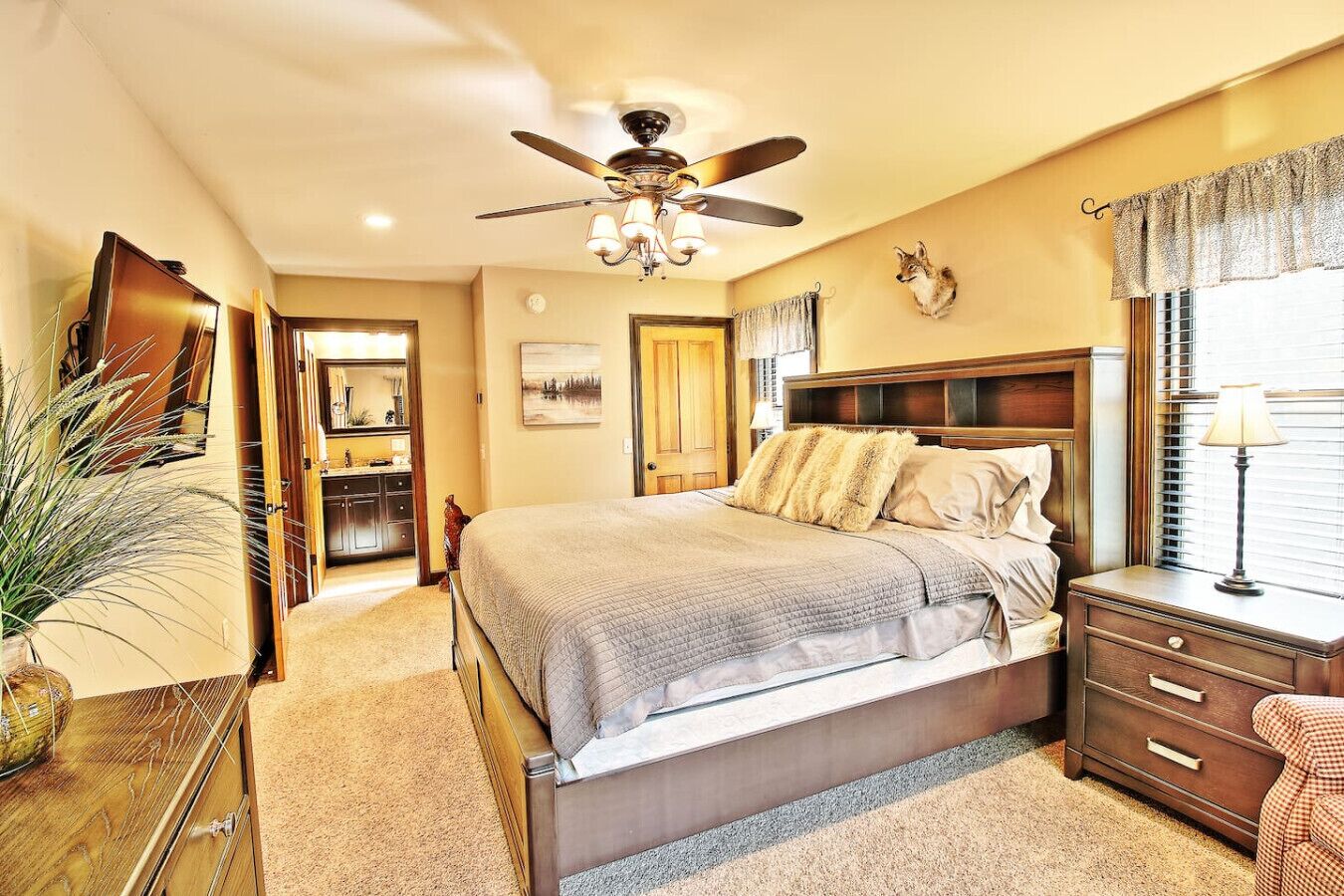 5 bedrooms, desk, iron/ironing board, travel cot