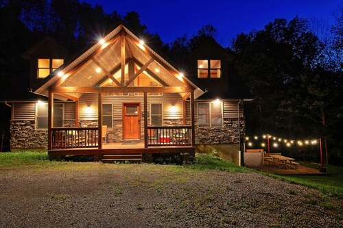 Unique Large Chalet w/ Hot Tub! A Hidden Gem!