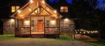 Unique Large Chalet w/ Hot Tub! A Hidden Gem!