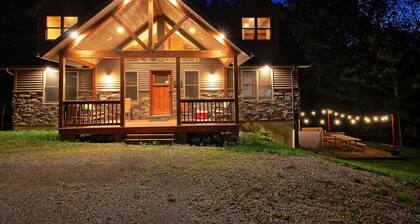 Unique Large Chalet w/ Hot Tub! A Hidden Gem!