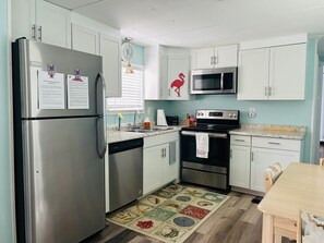 Køleskab, mikrobølgeovn, ovn, kogeplade