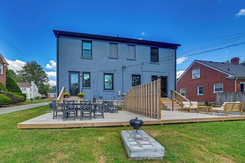 3 Mi to Dtwn: Updated Home w/ Hot Tub in Lexington