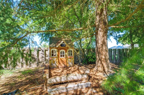 Walk to Rogue X: Medford Family Home w/ Large Yard