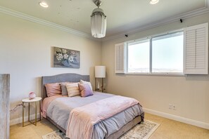 House (6 Bedrooms) | Interior