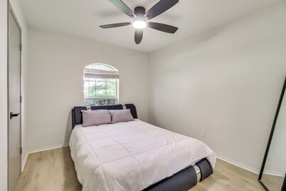 Fenced-in Yard: Family Home 4 Mi to Dtwn Killeen!