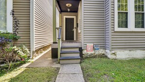 A house with a front porch, a door, and a small garden area. - Walk to Tower Grove Park: St Louis Getaway (St. Louis)