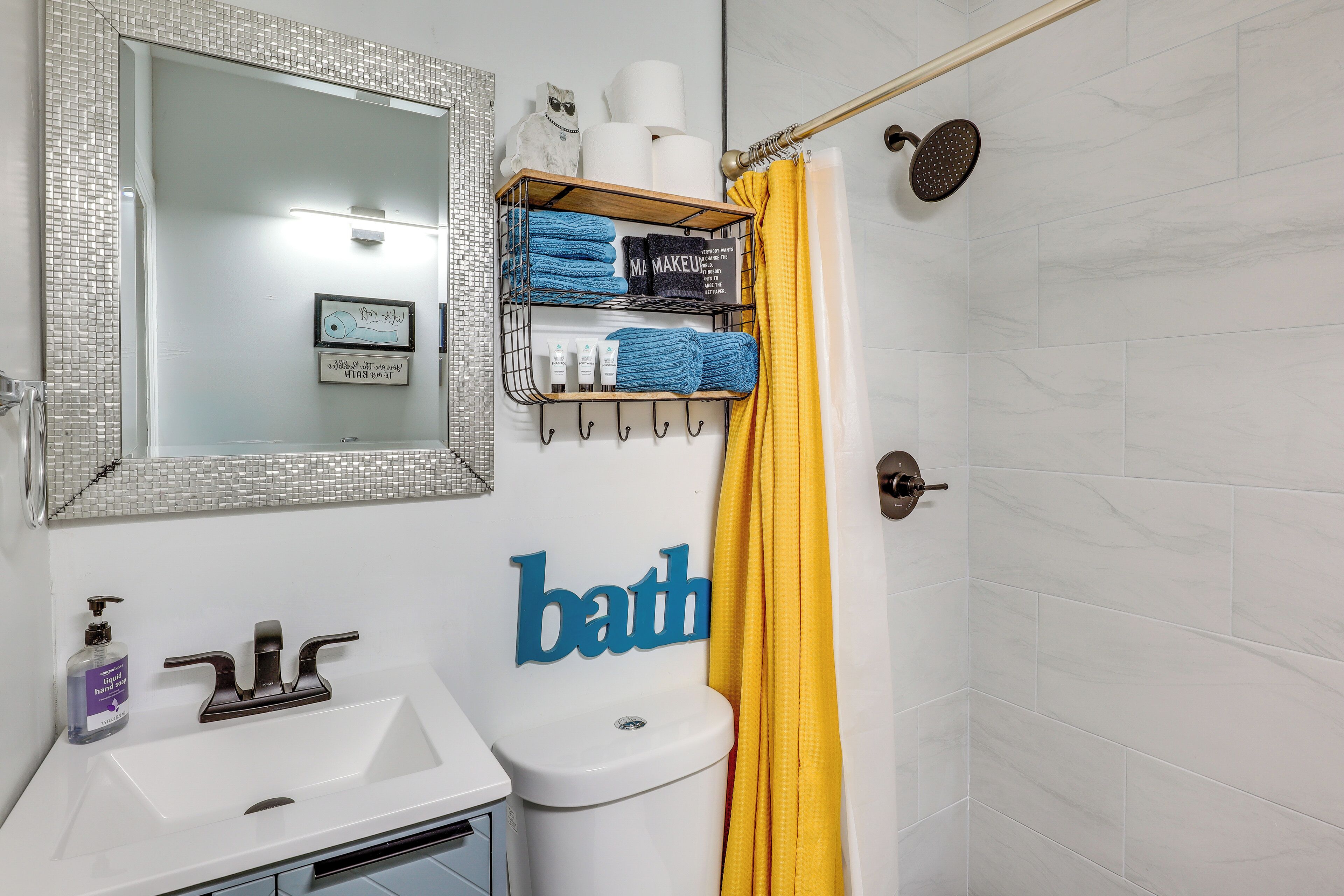 Een badkamer met een wastafel, toilet en douchegordijn.