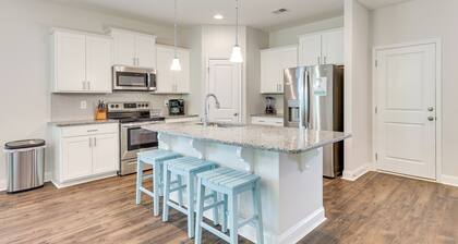 3 Mi to Sand! Ocean Isle Beach Escape Near Golf