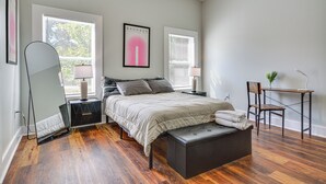 A bedroom with a bed, bedside tables, a mirror, a bench, and a desk with a chair. - College Hub 1 Mi to Dtwn: Greensboro Group Escape (Greensboro)