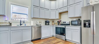 College Hub 1 Mi to Dtwn: Greensboro Group Escape