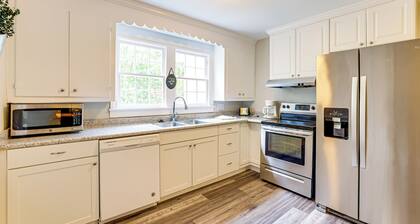 < 1 Mi to Paris Mtn State Park: Retreat w/ Deck!