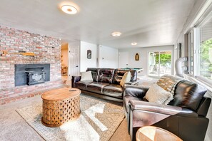 Interior - Private Dock & Fire Pit: Lakefront Gem in Olympia (Olympia)