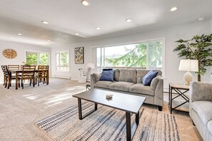 Interior - Private Dock & Fire Pit: Lakefront Gem in Olympia (Olympia)