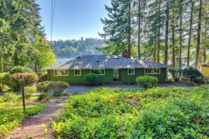 Interior - Private Dock & Fire Pit: Lakefront Gem in Olympia (Olympia)