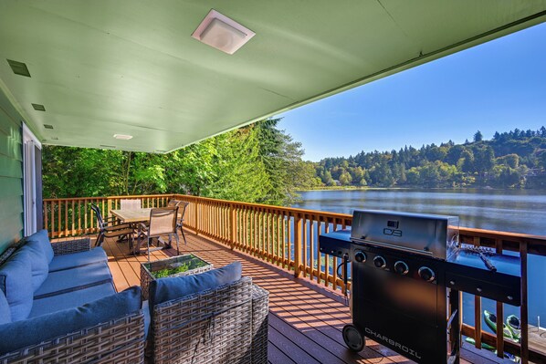 Front of property - Private Dock & Fire Pit: Lakefront Gem in Olympia (Olympia)