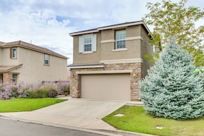 Interior - 6 Mi to Dtwn Reno: Mtn-view Retreat w/ Fireplace! (Reno)