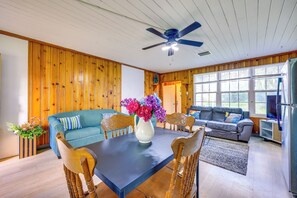 A dining area with a wooden table, chairs, a vase with flowers, and a ceiling fan. - 5 Mi to Dtwn! Peaceful Retreat in Jacksonville (Jacksonville)
