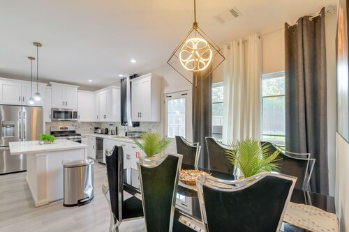 10 Mi to Downtown Houston: Family Home w/ Yard