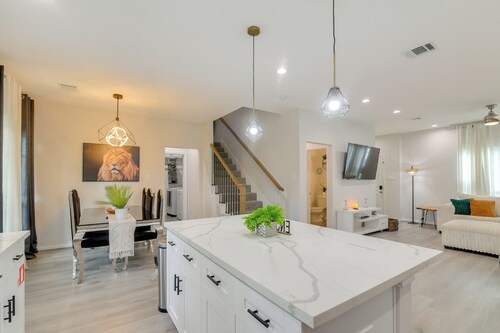 10 Mi to Downtown Houston: Family Home w/ Yard