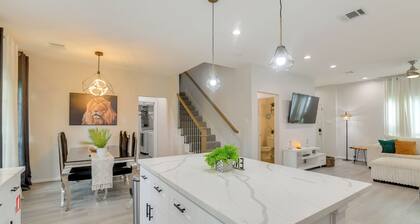 10 Mi to Downtown Houston: Family Home w/ Yard