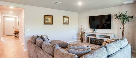 House (4 Bedrooms) | Front of property