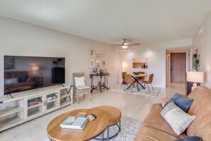 Interior - < 2 Mi to London Bridge: Chic Condo w/ Pool Access (Lake Havasu City)