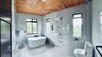 Apartemen Eksekutif, pemandangan kebun | Kamar mandi | Shower, sandal, handuk, dan sabun