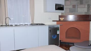 Executive Apartment, Garden View | Private kitchen | Fridge, microwave, cookware/dishes/utensils