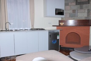 Executive Apartment, Garden View | Private kitchen | Fridge, microwave, cookware/dishes/utensils