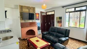 Apartemen Keluarga, pemandangan kebun | Area keluarga | Smart TV 32-inci dengan saluran TV digital