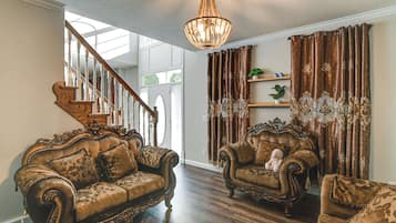 House (4 Bedrooms) | Interior