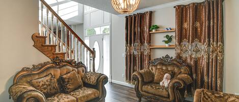 House (4 Bedrooms) | Interior